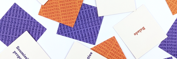 Carte du set "La pioche a démarches hybrides" posées sur une table